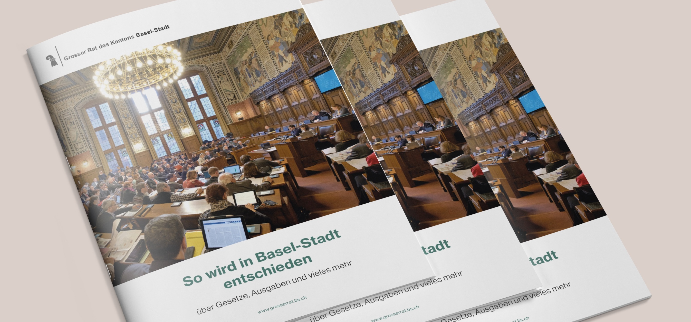 Broschuere 3x Titelseite mockup geschn