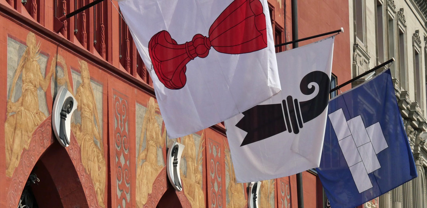 Am Basler Rathaus hängen die Fahnen von Bettingen, Basel und Riehen