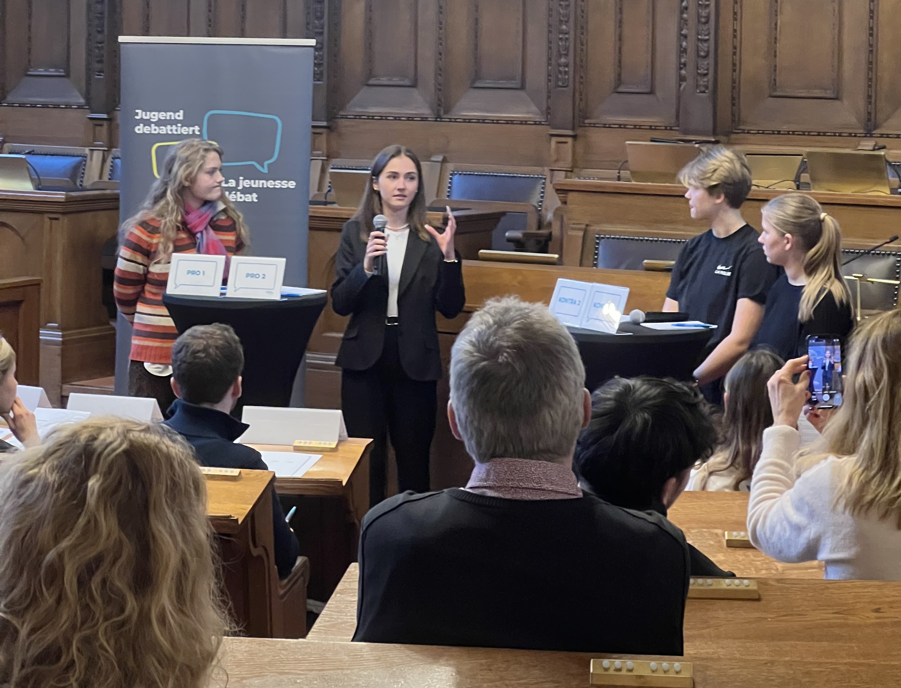 Die vier Finalistinnen am Diskutieren im Grossratssaal