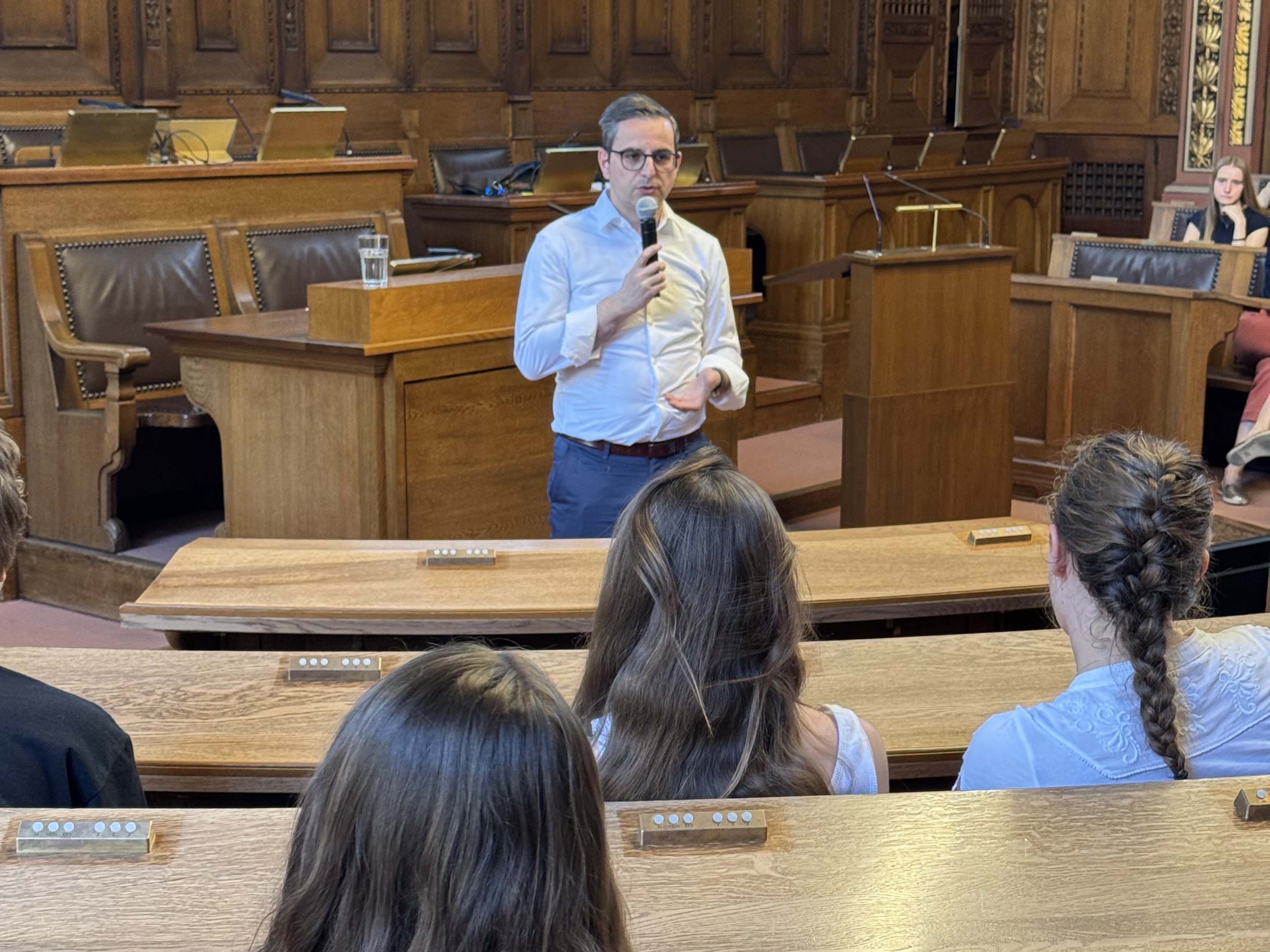 Luca Urgese beantwortet Fragen der Schulklassen