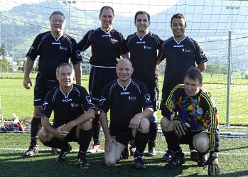Gruppenfoto FC Grossrat vor dem Tor.