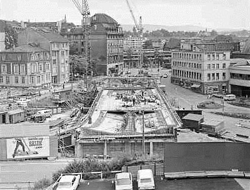 Schwarz-Weiss-Bild: Das Heuwaageviadukt im Bau, riesige Baustelle vom Bahnhof SBB bis hinunter zur Heuwaage.