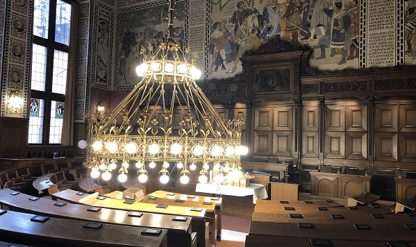 kronleuchter auf halbmast