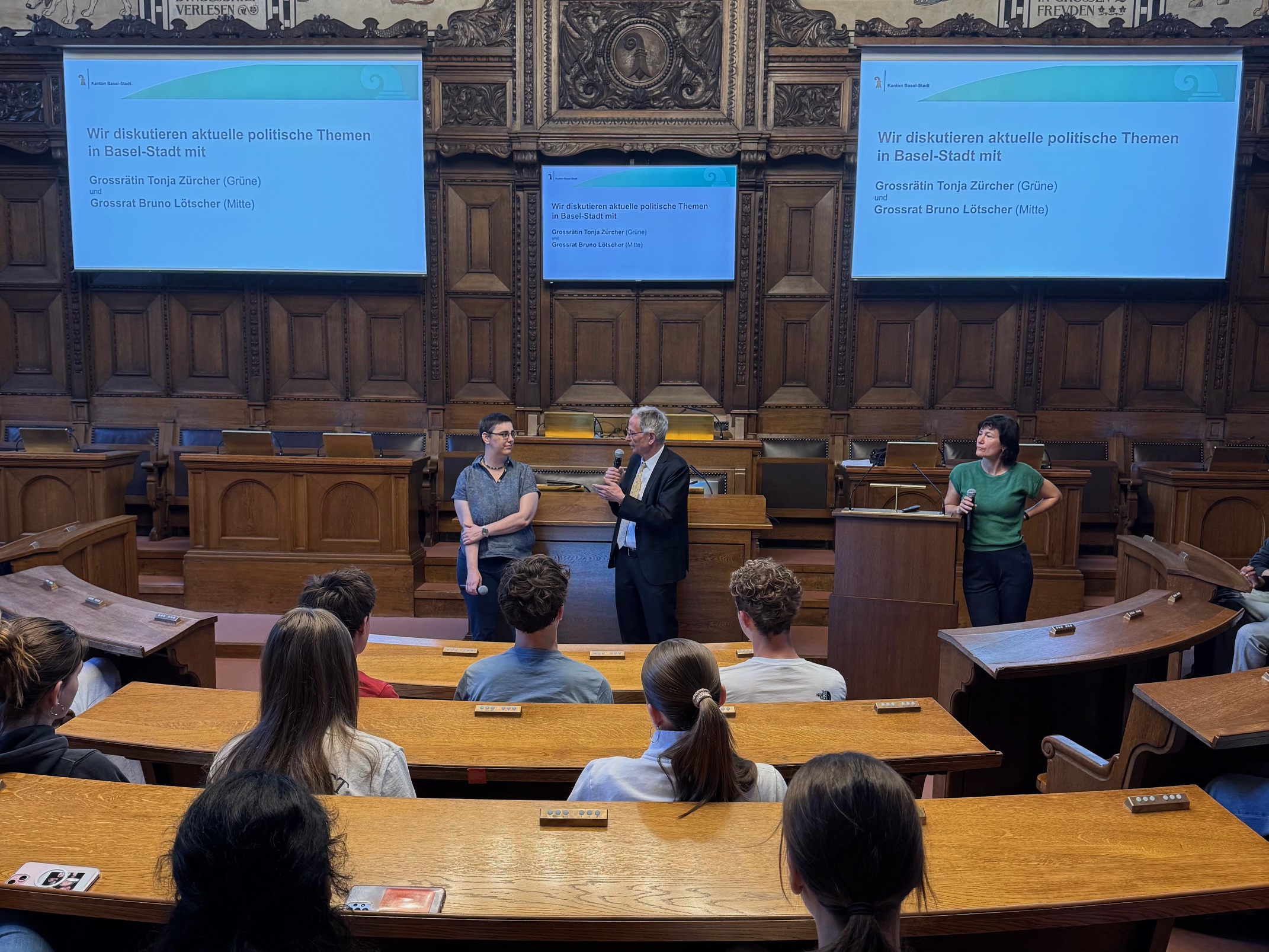 Tonja Zürcher und Bruno Lötscher diskutieren vor Schulklassen.