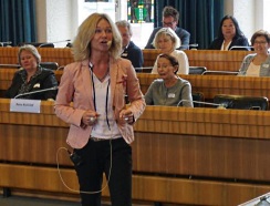 Mediencoach Sibylle Sommerer spricht ins Mikrofon.