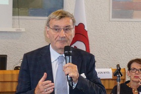 Referent Roger Blum spricht ins Mikrofon.