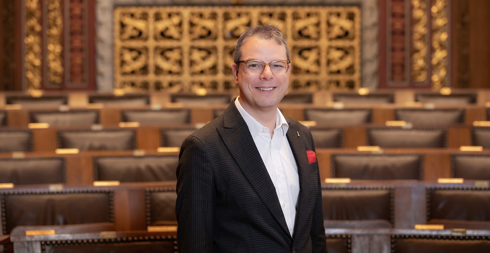 Claudio Miozzari vor den leeren Sitzreihen des Grossratssaals