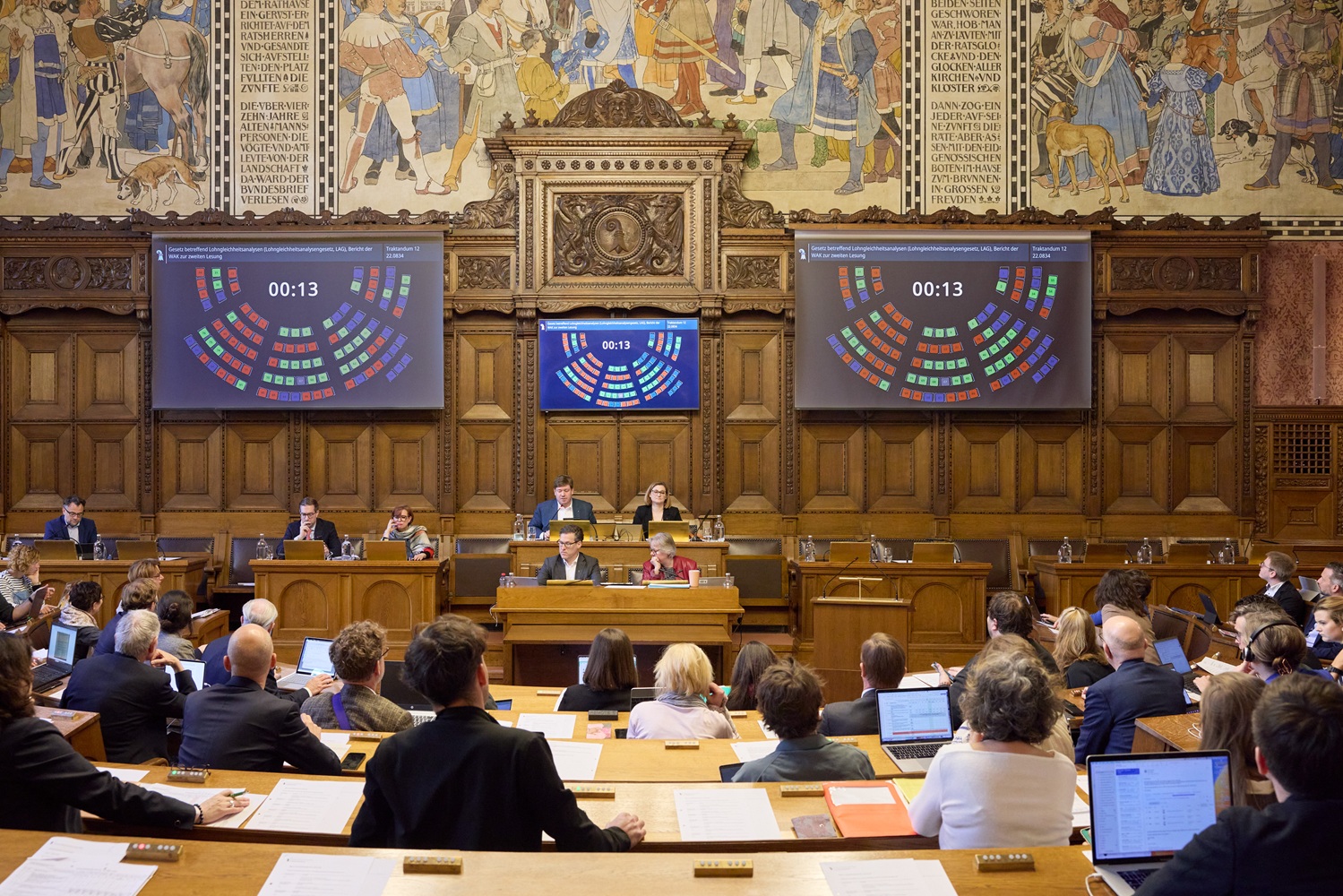 Das Parlament ist am Abstimmen. Vorne zeigen Abstimmungstafeln die grünen Ja- und roten Nein-Stimmen. 