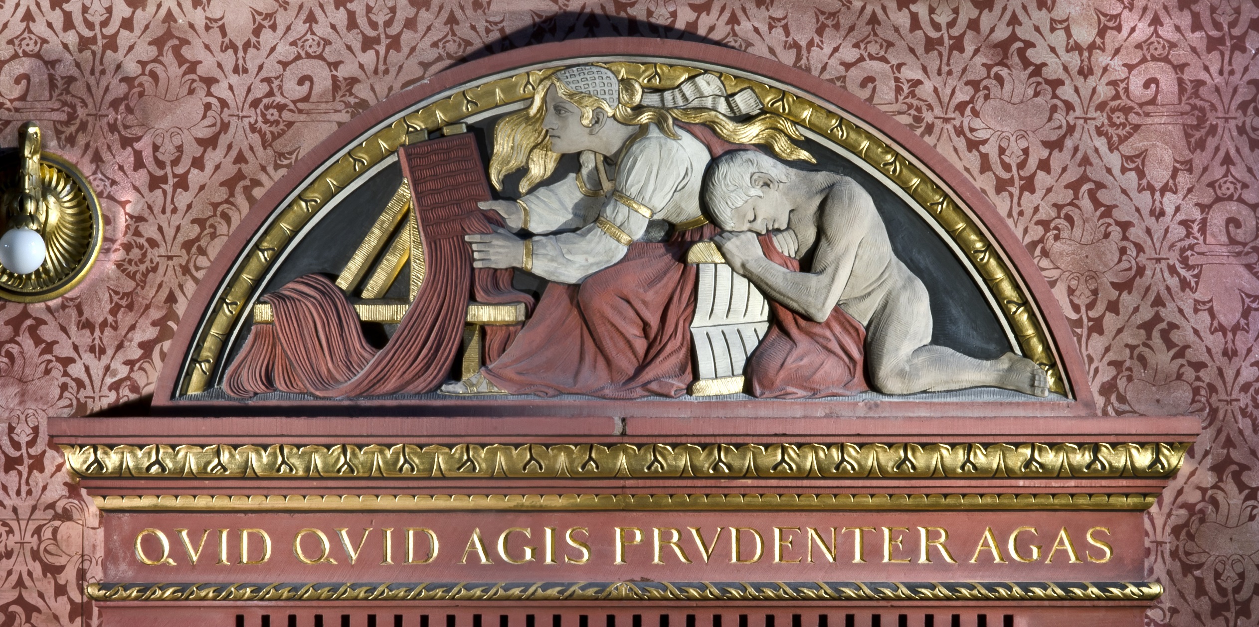 Einer der vier Bogenfelder der Türen im Grossratssaal mit der spartanischen Prinzessin Penelope, welche die Tugend der Klugheit verkörpert.