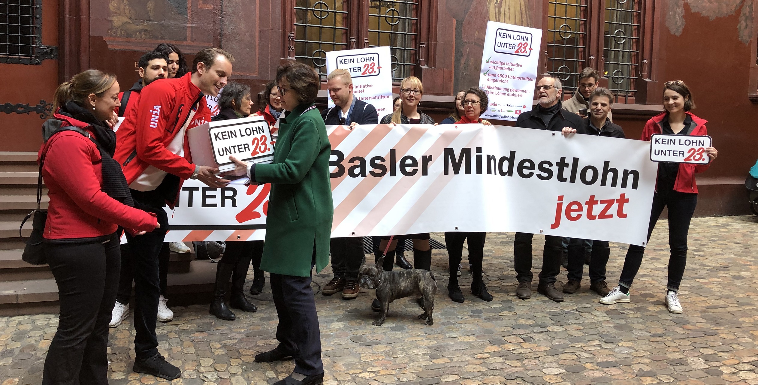 Ein gewerkschaftliches Initiativkomitee übergibt der Staatsschreiberin im Hof des Rathauses Unterschriften.