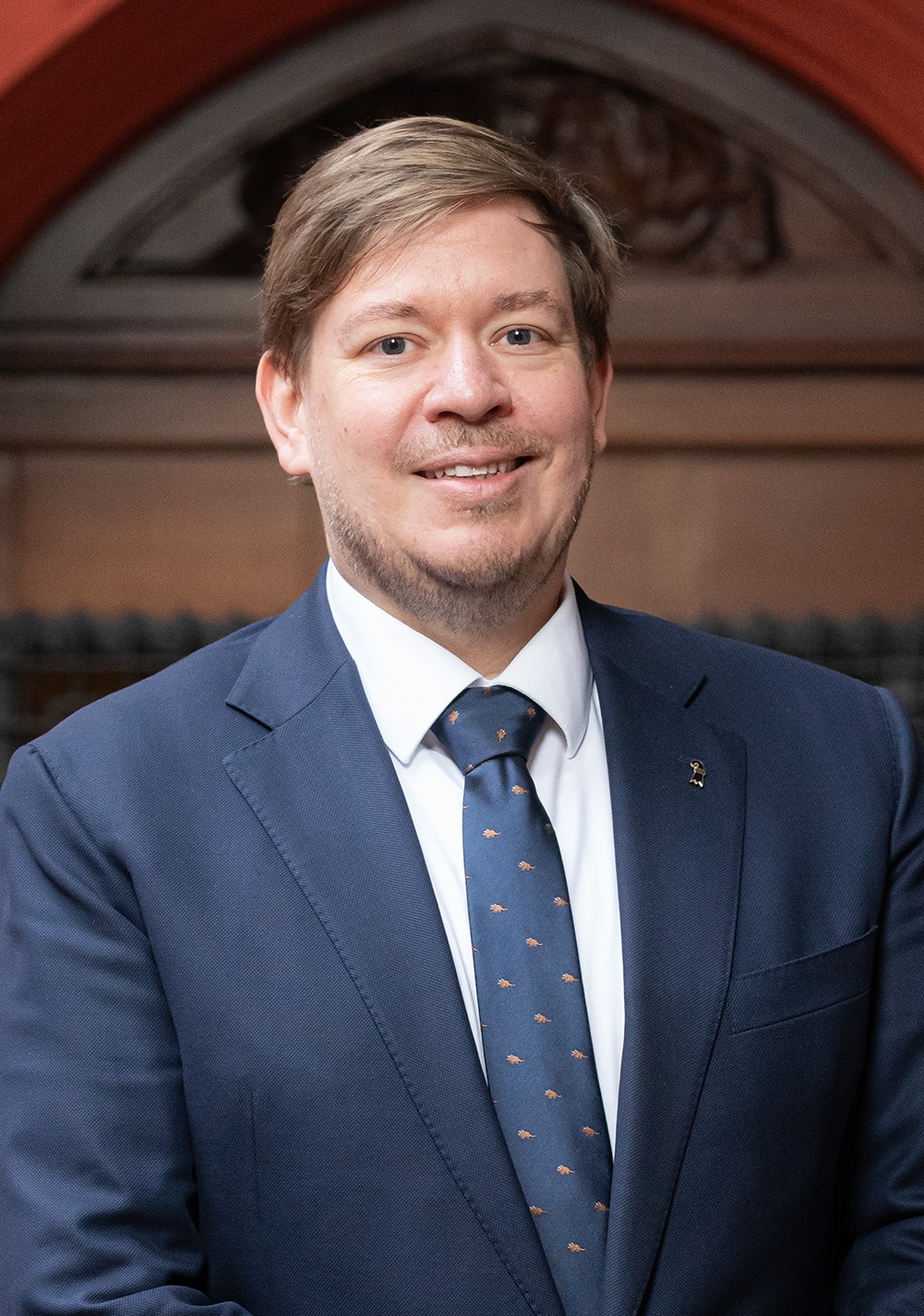 Der neue Grossratspräsident steht vor der Aussentüre, die ins Rathaus und in den Grossratssaal führt