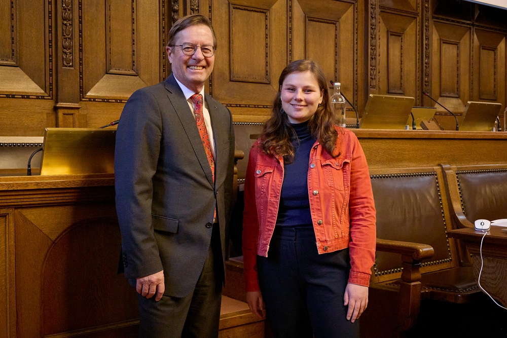 Das älteste und das jüngste Ratsmitglied stehen fröhlich im Grossratssaal.