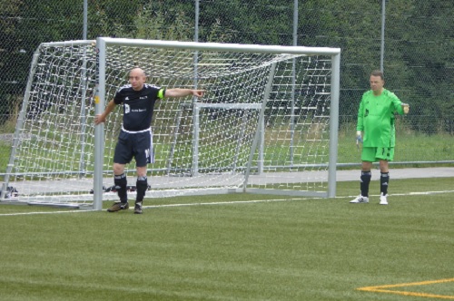 Captain und Goalie zeigen Richtung vor