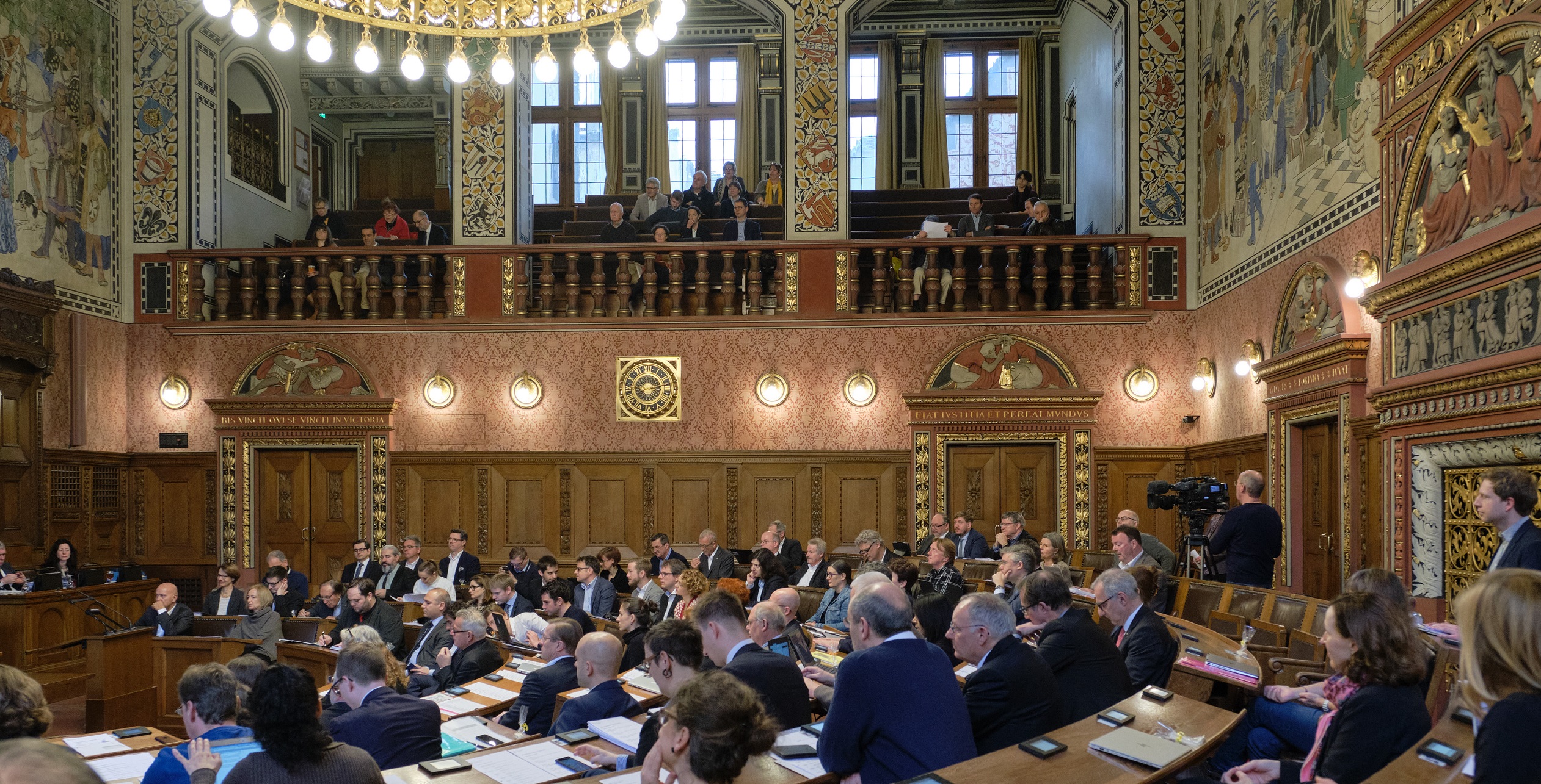 Blick von der Tribüne des Grossratssaals: Publikum beobachtet das Politgeschehen.