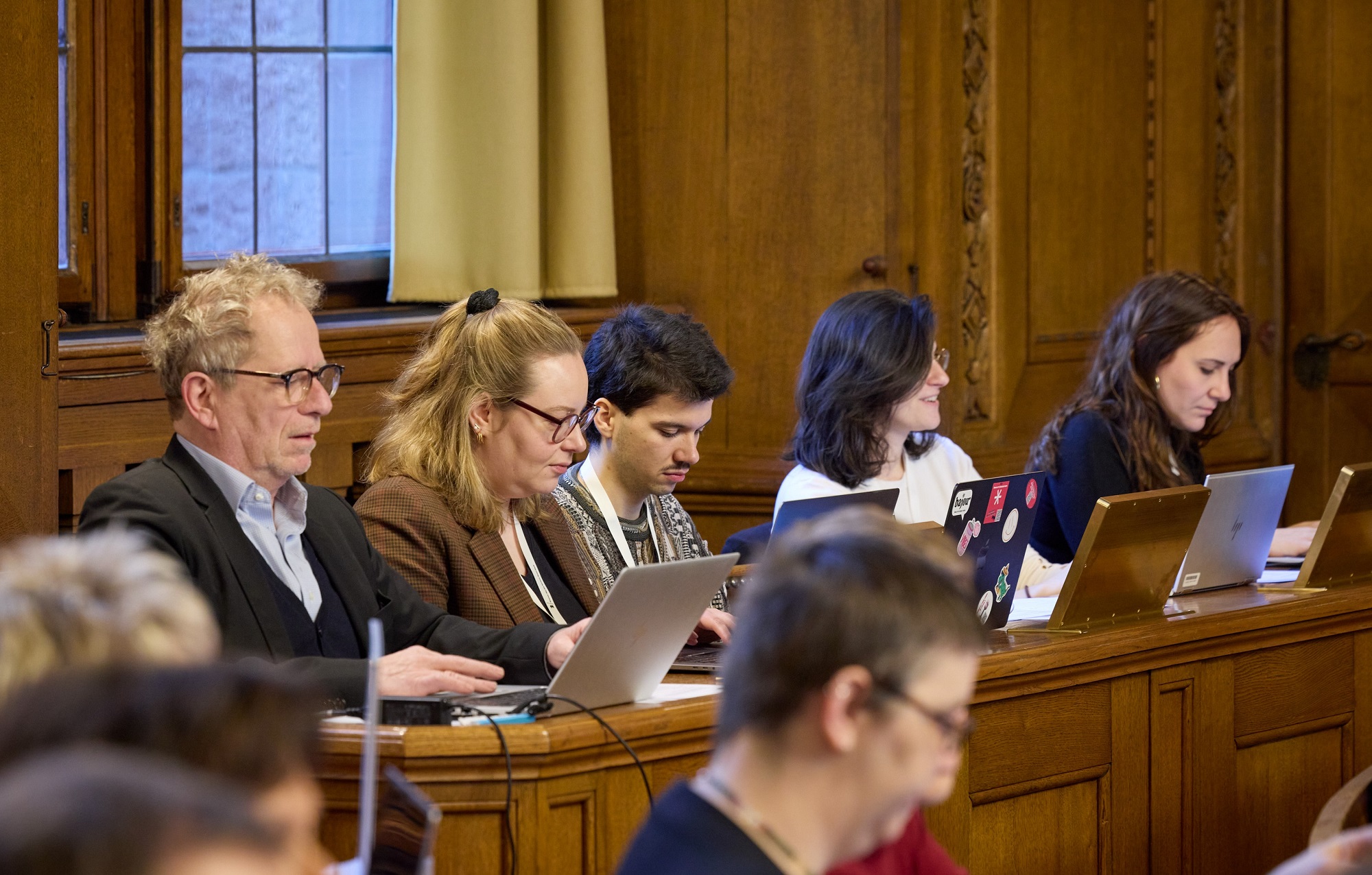 Gut besetzte Medienbank im Grossratssaal.