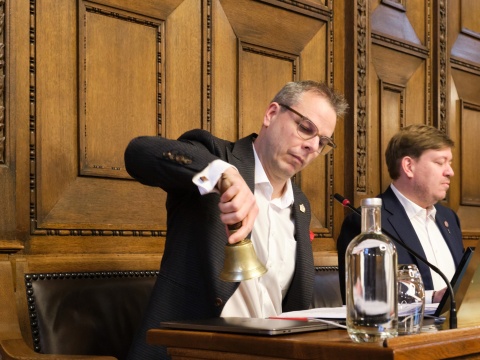 Ratspräsidium mit Glocke