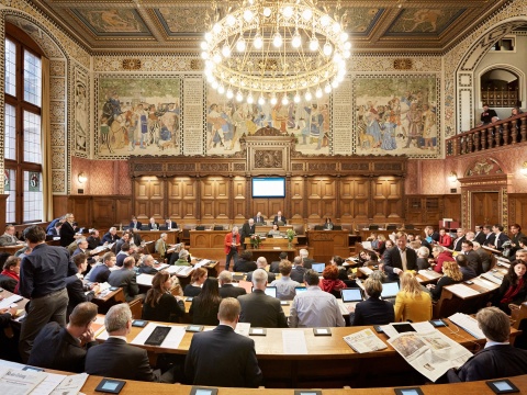 Voller Grossratssaal von hinteren Sitzreihen aus