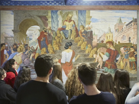 Schüler vor Wandgemälde