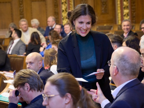 Wahlzettel verteilen