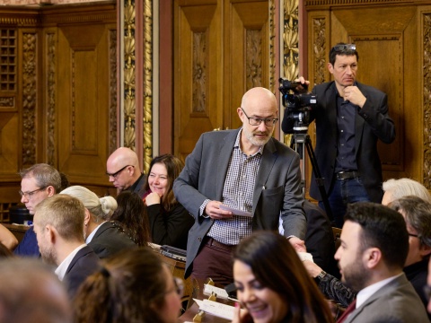 Wahlzettel austeilen