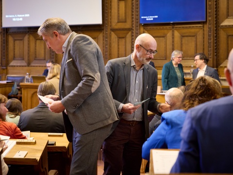 Wahlzettel verteilen